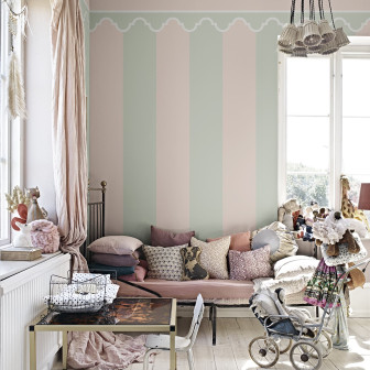 Tapet cu dungi pastelate într-o cameră decorată