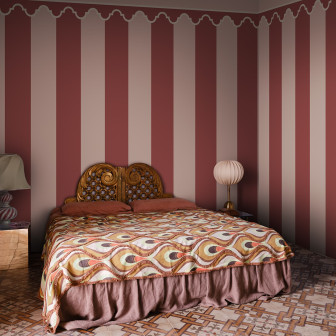 Tapet cu dungi roz într-un dormitor elegant