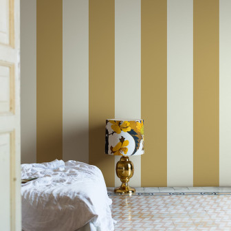 Tapet cu dungi galbene și crem într-o cameră cu decor clasic