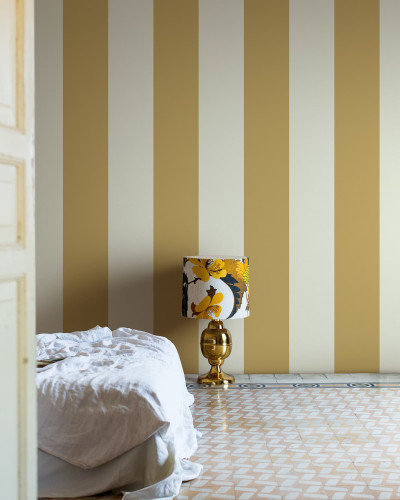 Tapet cu dungi galbene și crem într-o cameră cu decor clasic