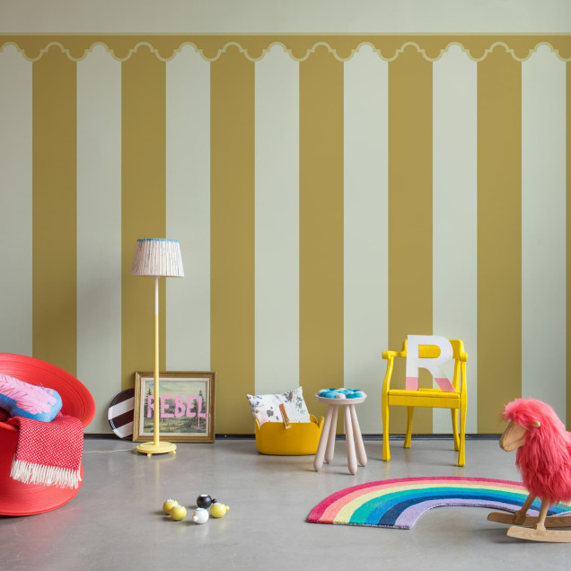 Tapet cu dungi galbene și crem într-o cameră cu decor clasic