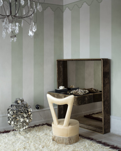 Tapet cu dungi verzi într-un decor interior elegant