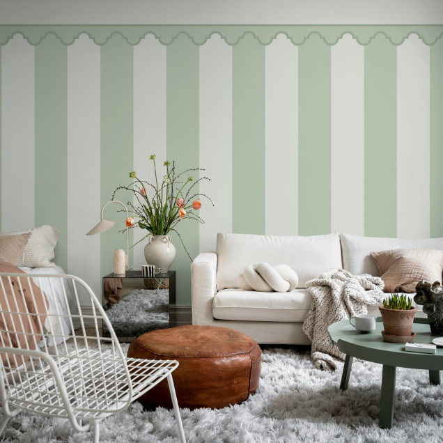 Tapet cu dungi verzi într-un decor interior elegant