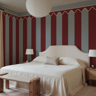 Tapet cu dungi roșii și gri într-un dormitor elegant
