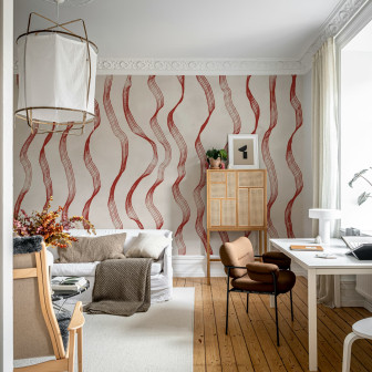 Tapet cu dungi roșii într-un interior modern