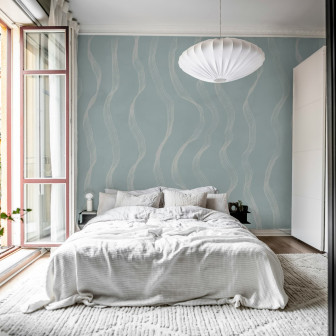 Dormitor amenajat cu tapet albastru deschis cu model delicat