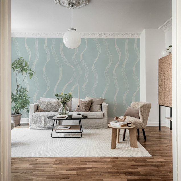 Dormitor amenajat cu tapet albastru deschis cu model delicat