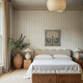 Dormitor cu tapet cu dungi ondulate crem și decor relaxant