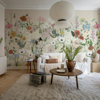 Fototapet cu un model floral viu colorat pe un perete de culoare bej, într-un living amenajat modern.