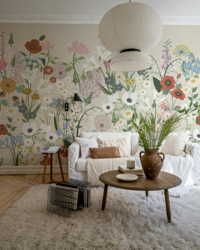 Fototapet cu un model floral viu colorat pe un perete de culoare bej, într-un living amenajat modern.