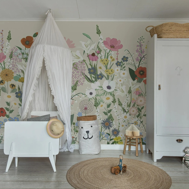 Fototapet cu un model floral viu colorat pe un perete de culoare bej, într-un living amenajat modern.