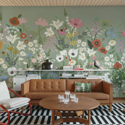 Fototapet cu un design floral bogat, pe un fundal verde deschis, cu flori de diverse culori și forme, inclusiv liliac, crini, margarete și maci.