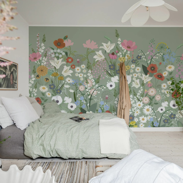 Fototapet cu un design floral bogat, pe un fundal verde deschis, cu flori de diverse culori și forme, inclusiv liliac, crini, margarete și maci.