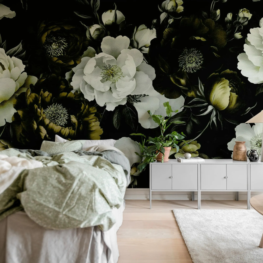 Fototapet floral cu trandafiri roșii și crem pe fundal negru, instalat într-un living modern cu canapea albă, măsuță de cafea din lemn și covor pufos.
