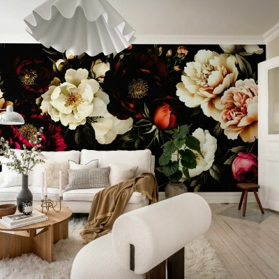 Fototapet floral cu trandafiri roșii și crem pe fundal negru, instalat într-un living modern cu canapea albă, măsuță de cafea din lemn și covor pufos.