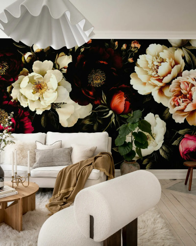 Fototapet floral cu trandafiri roșii și crem pe fundal negru, instalat într-un living modern cu canapea albă, măsuță de cafea din lemn și covor pufos.
