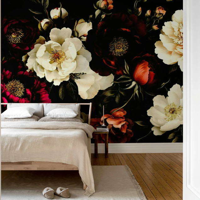Fototapet floral cu trandafiri roșii și crem pe fundal negru, instalat într-un living modern cu canapea albă, măsuță de cafea din lemn și covor pufos.