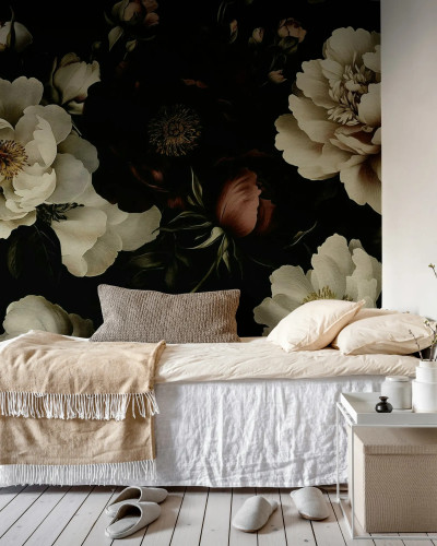 Fototapet 'Buchet de Trandafiri, Vintage' într-un dormitor modern, cu flori mari, albe și grena, pe fundal negru, oferind un decor elegant și dramatic.
