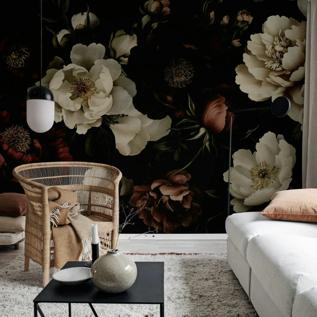 Fototapet 'Buchet de Trandafiri, Vintage' într-un dormitor modern, cu flori mari, albe și grena, pe fundal negru, oferind un decor elegant și dramatic.