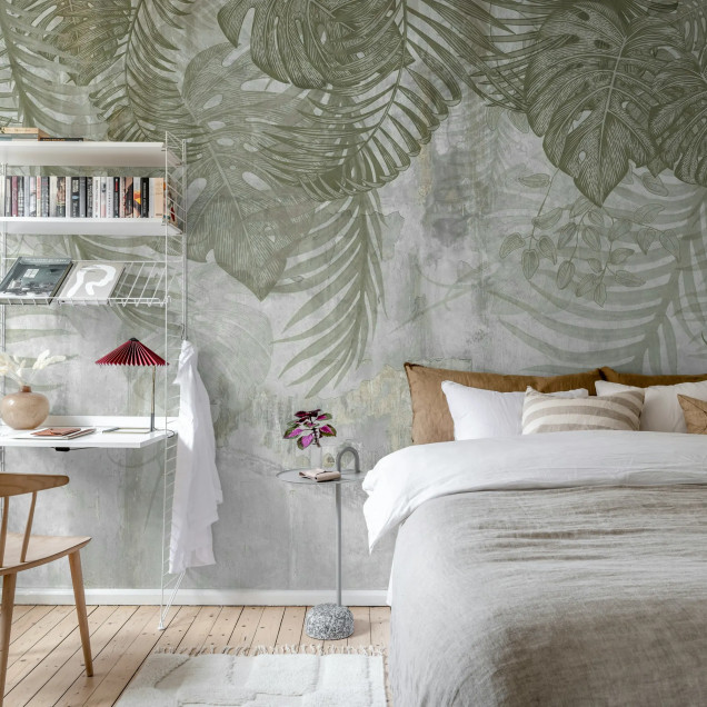 Fototapet Monstera Wall Green cu frunze tropicale verzi pe fundal texturat, într-un interior modern cu zona de luat masa.
