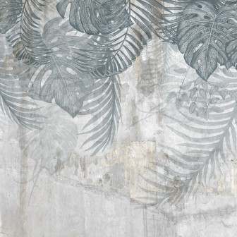 Fototapet Monstera Wall, Blue într-un living modern cu canapea bej, masă de cafea cu blat de marmură și covor albastru. Peretele accent este decorat cu frunze mari de monstera și palmier pe un fundal texturat, gri-albăstrui.