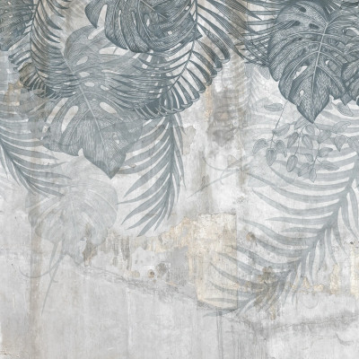 Fototapet Monstera Wall, Blue într-un living modern cu canapea bej, masă de cafea cu blat de marmură și covor albastru. Peretele accent este decorat cu frunze mari de monstera și palmier pe un fundal texturat, gri-albăstrui.