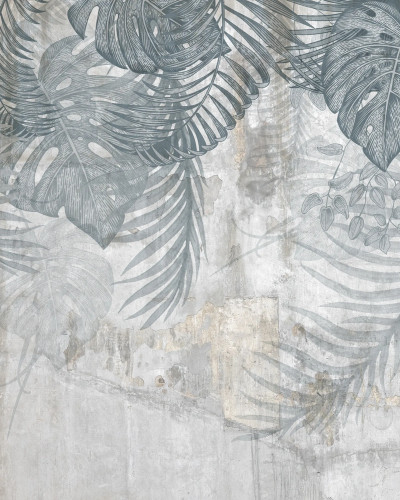 Fototapet Monstera Wall, Blue într-un living modern cu canapea bej, masă de cafea cu blat de marmură și covor albastru. Peretele accent este decorat cu frunze mari de monstera și palmier pe un fundal texturat, gri-albăstrui.