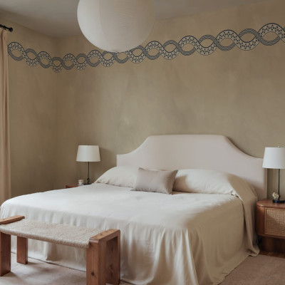 Tapet bej deschis cu model împletit într-un dormitor elegant