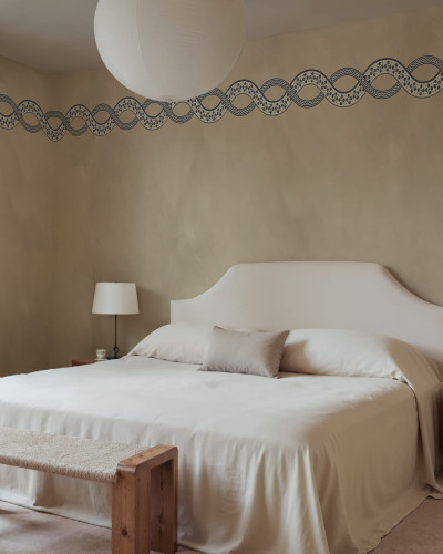 Tapet bej deschis cu model împletit într-un dormitor elegant
