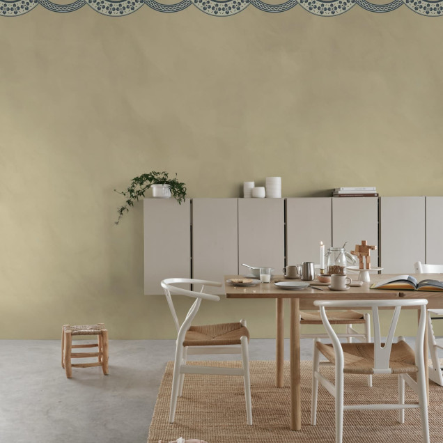 Tapet bej deschis cu model împletit într-un dormitor elegant