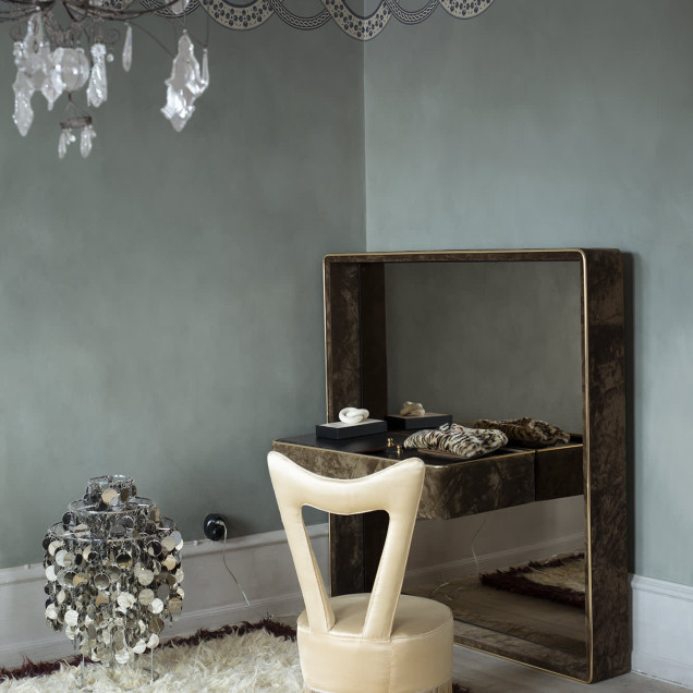 Tapet decorativ cu model împletit ivory și albastru într-un living elegant