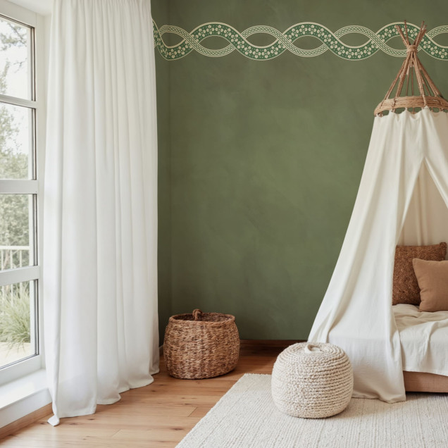 Tapet elegant cu motiv floral verde pe un perete verde