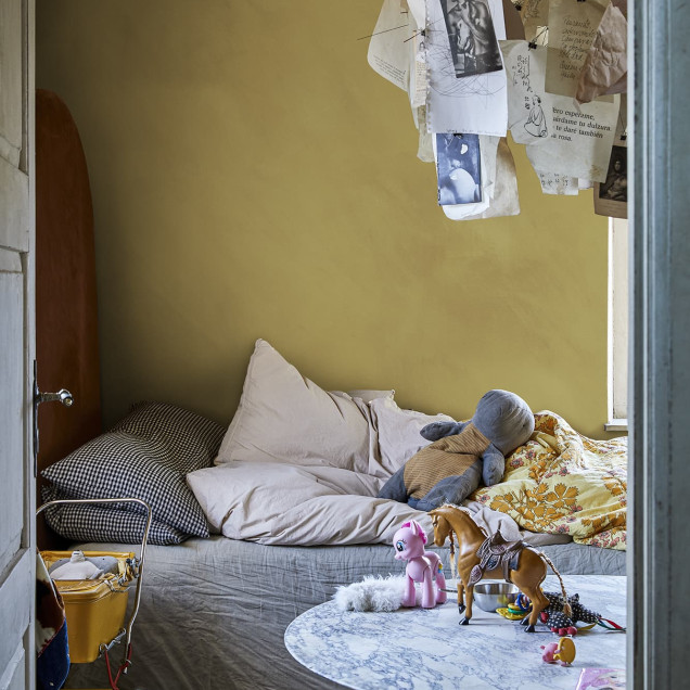 Tapet decorativ cu model împletit pe fundal galben-muștar într-o sufragerie elegantă