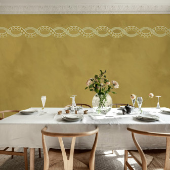 Tapet decorativ cu model împletit pe fundal galben-muștar într-o sufragerie elegantă