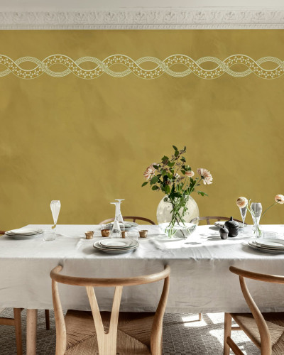 Tapet decorativ cu model împletit pe fundal galben-muștar într-o sufragerie elegantă