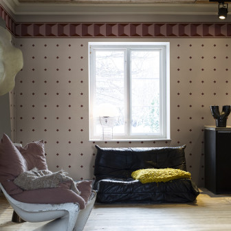 Tapet elegant cu romburi roz într-o cameră amenajată