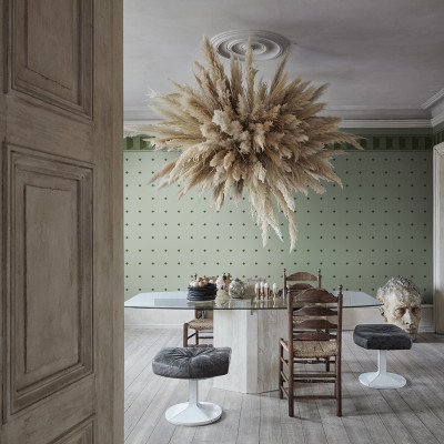 Tapet verde cu model geometric într-o sufragerie elegantă