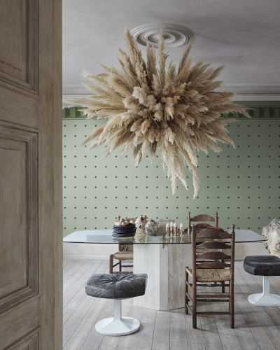 Tapet verde cu model geometric într-o sufragerie elegantă