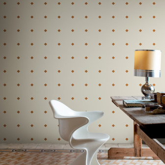 Tapet bej cu model subtil în interiorul unei camere