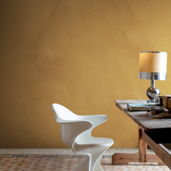 Tapet cu bordură ondulată galbenă într-un interior modern