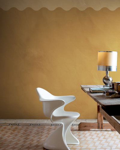 Tapet cu bordură ondulată galbenă într-un interior modern