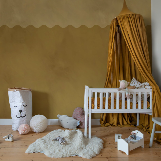 Tapet cu bordură ondulată galbenă într-un interior modern