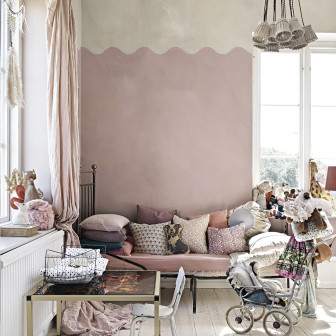 Camera decorată cu tapet roz cu model de valuri