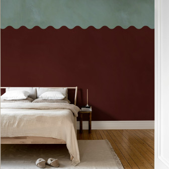 Fototapet cu bordură valurită visiniu într-un dormitor