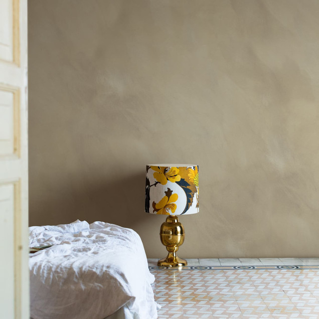 Tapet bordură cu model ondulat maro într-un interior modern