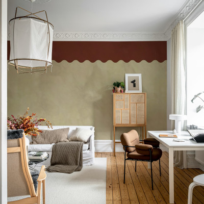 Tapet bordură cu model ondulat maro într-un interior modern