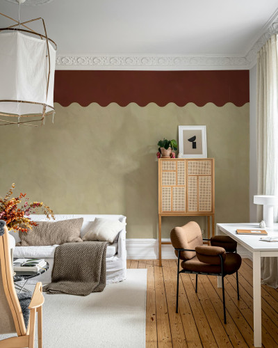 Tapet bordură cu model ondulat maro într-un interior modern
