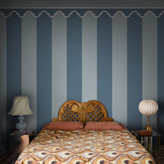 Tapet cu dungi albastre într-un dormitor elegant