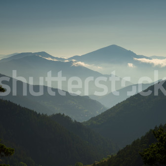 Fototapet cu peisaj montan albastru într-o cameră de zi