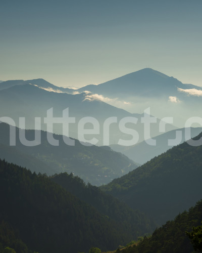 Fototapet cu peisaj montan albastru într-o cameră de zi